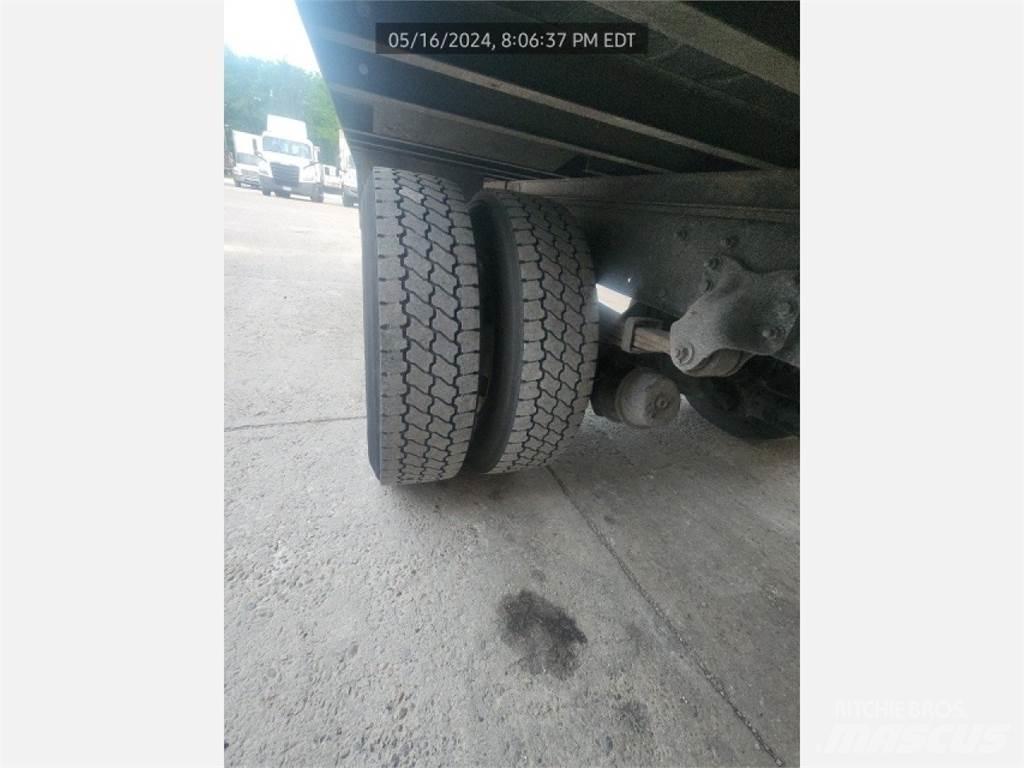 Freightliner M2 Camiones con caja de remolque