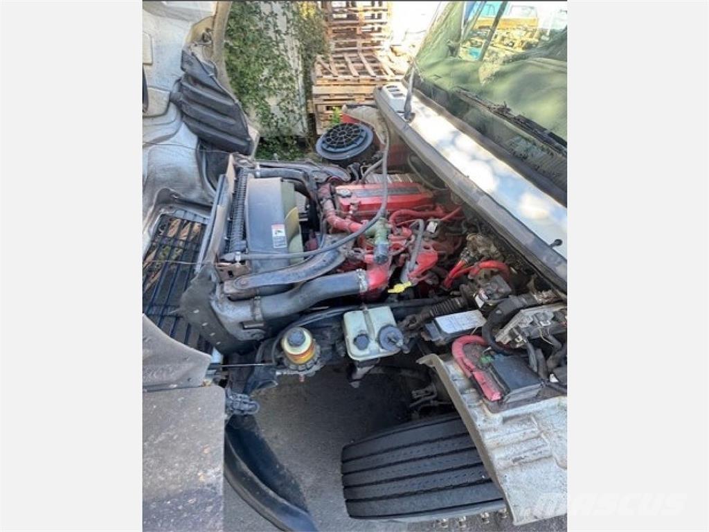 Freightliner M2 106 Camiones con caja de remolque