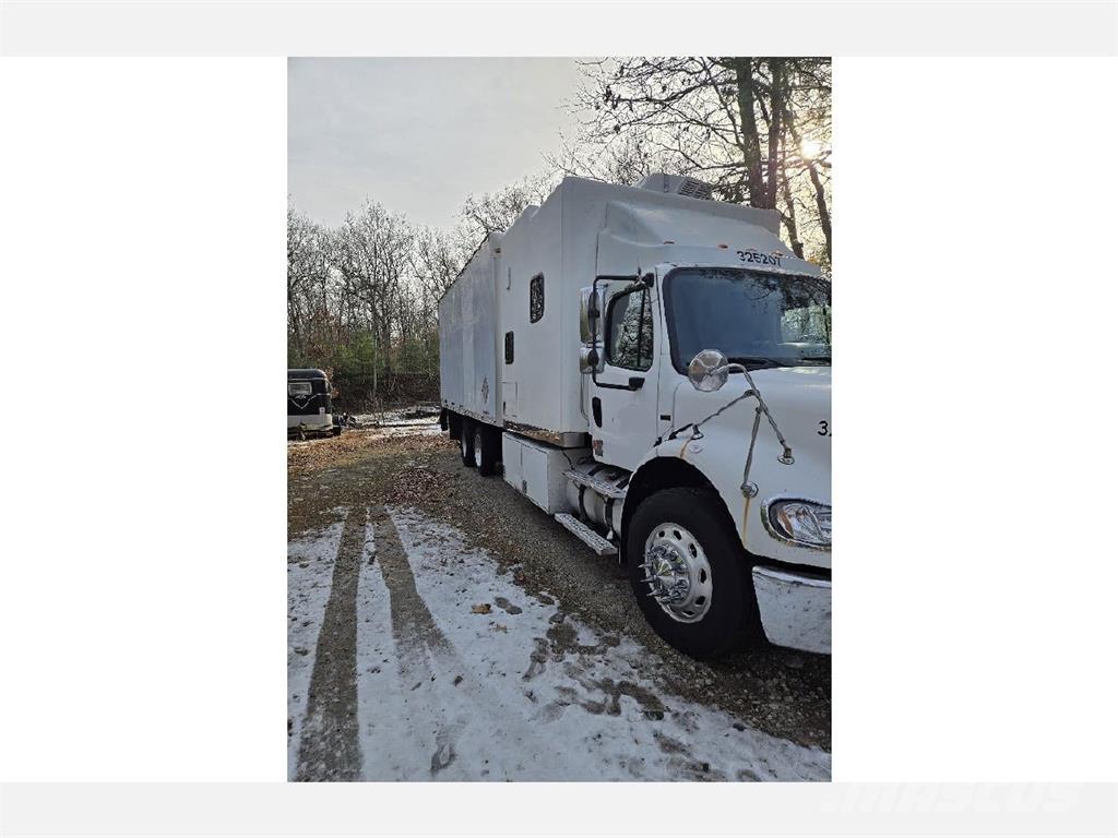 Freightliner M2-112 Camiones con caja de remolque