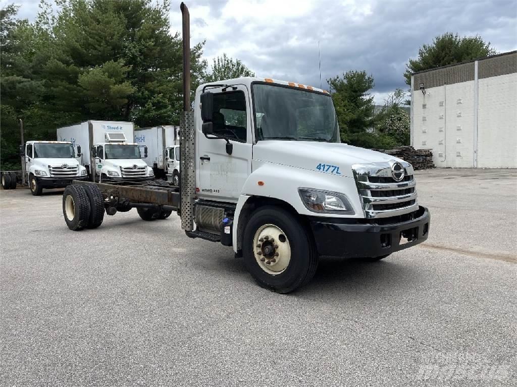 Hino 338 Camiones con chasís y cabina