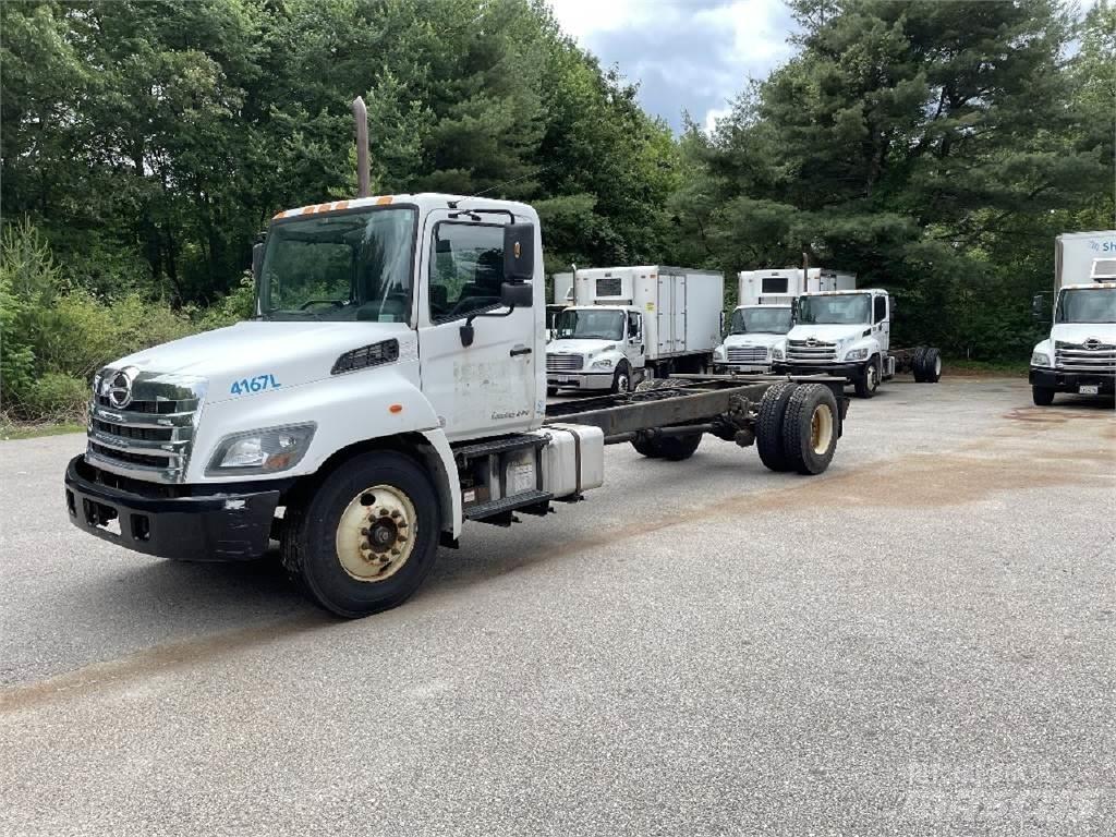 Hino 338 Camiones con chasís y cabina