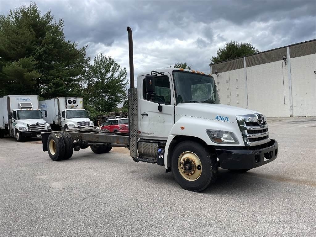 Hino 338 Camiones con chasís y cabina