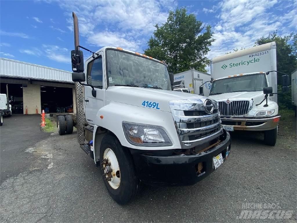 Hino 338 Camiones con chasís y cabina