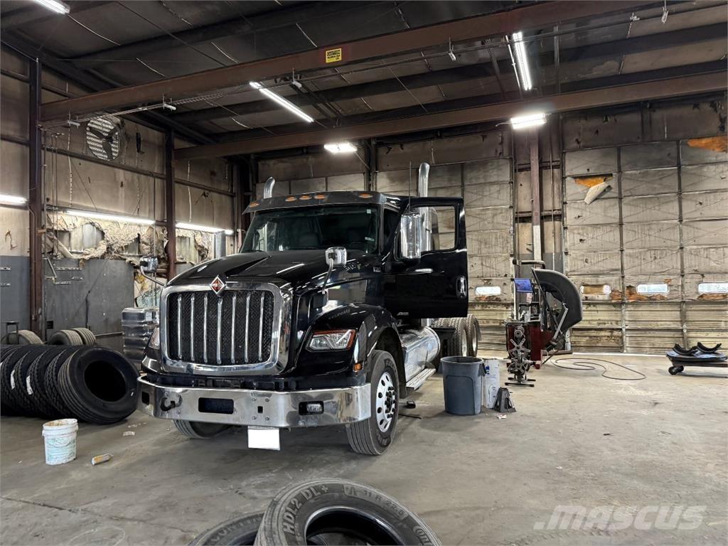 International HX620 Camiones tractor