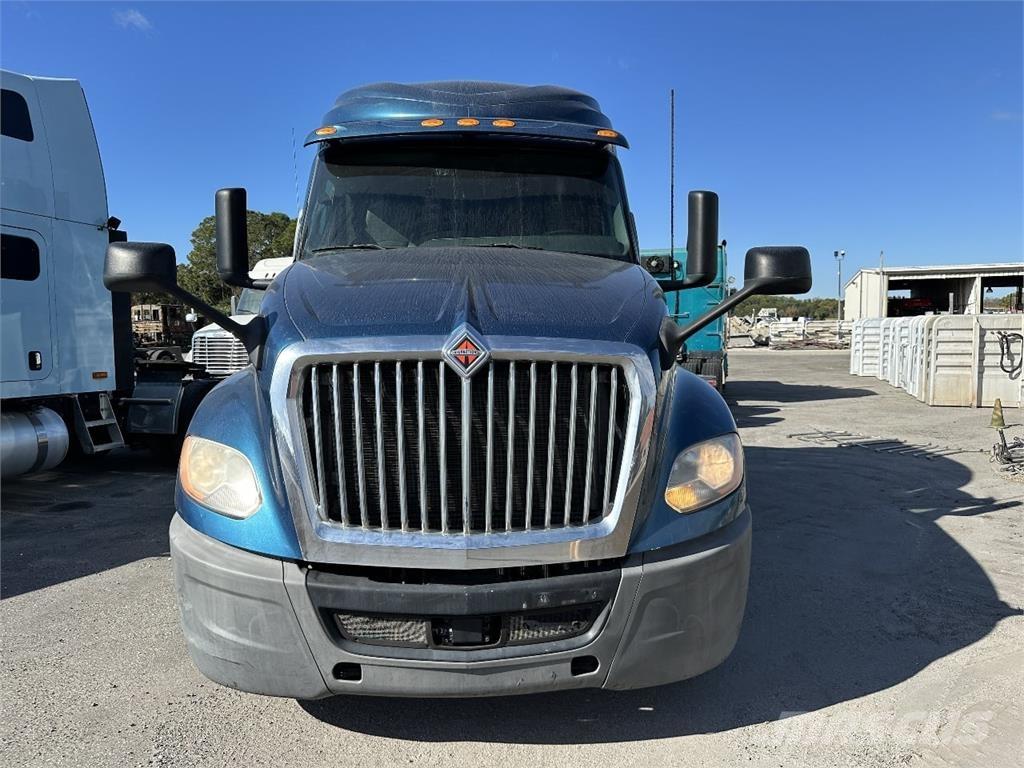 International LT625 Camiones tractor