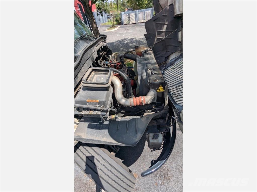 International MV Camiones con caja de remolque