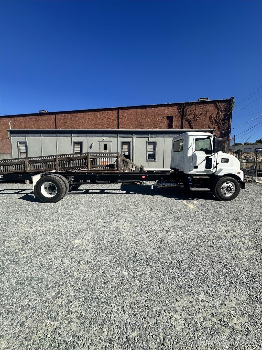 Mack MD6 Camiones con chasís y cabina