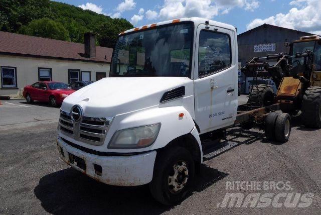 Hino 145 Camiones con chasís y cabina