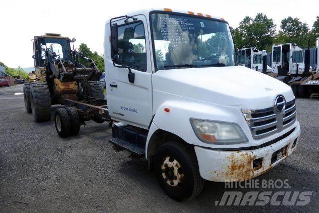 Hino 145 Camiones con chasís y cabina