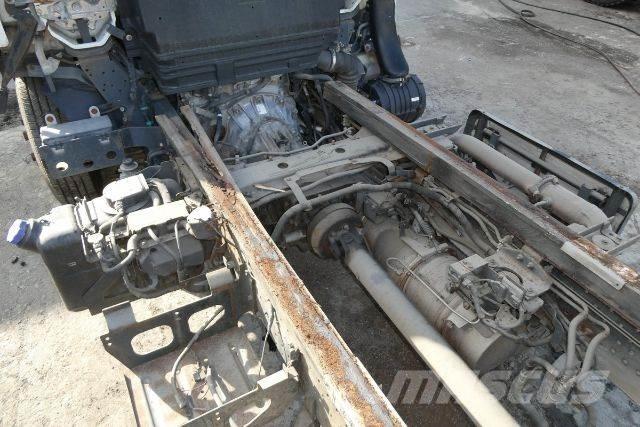 Isuzu NPR HD Camiones con chasís y cabina