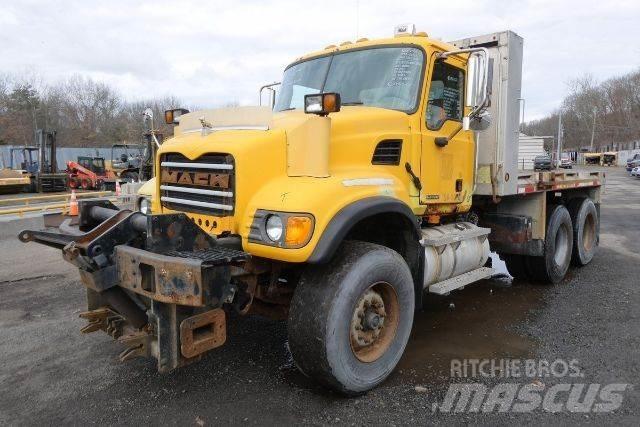 Mack CV713 Camiones de cama baja