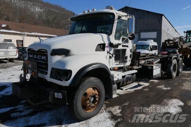 Mack CV713 Camiones con chasís y cabina