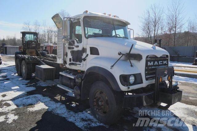 Mack CV713 Camiones con chasís y cabina