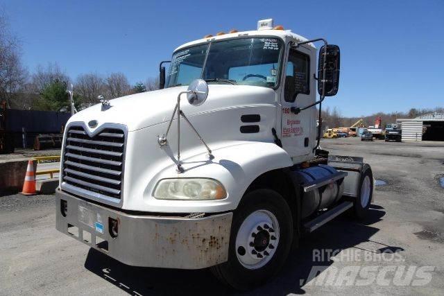 Mack CX612 Camiones con chasís y cabina