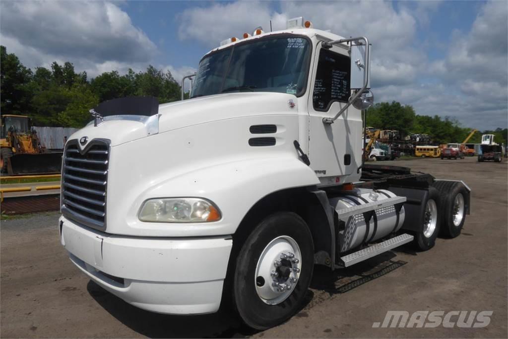 Mack CX613 Camiones con chasís y cabina