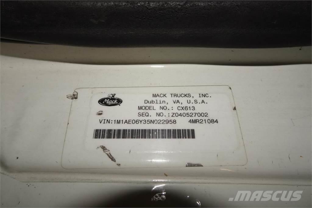 Mack CX613 Camiones con chasís y cabina