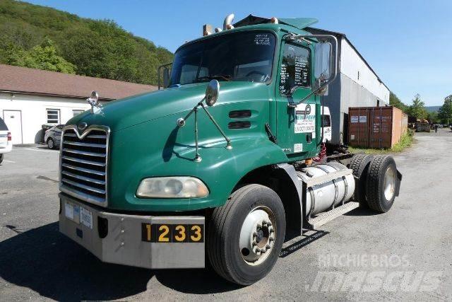 Mack CXN612 Camiones con chasís y cabina