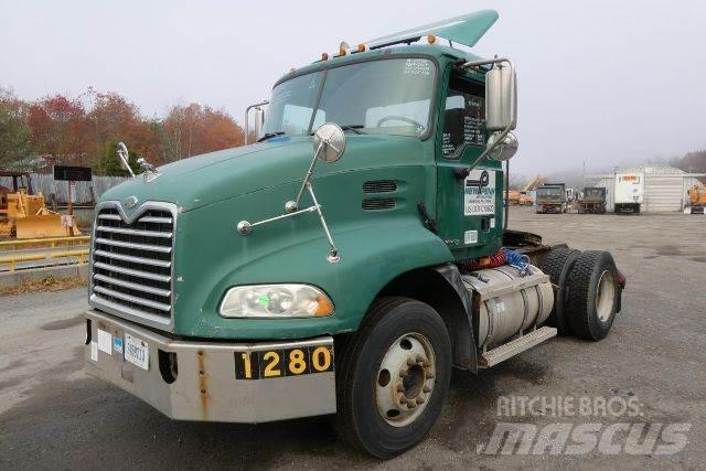 Mack CXN612 Camiones con chasís y cabina