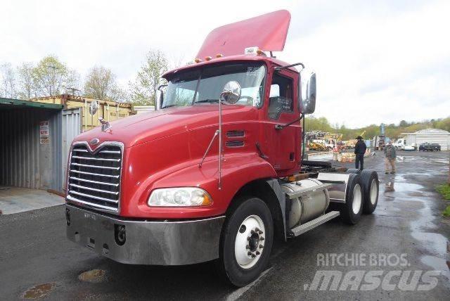 Mack CXN613 Camiones con chasís y cabina