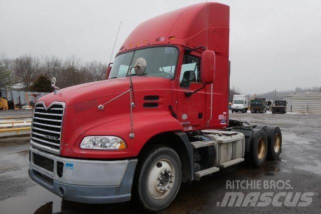 Mack CXU613 Camiones con chasís y cabina