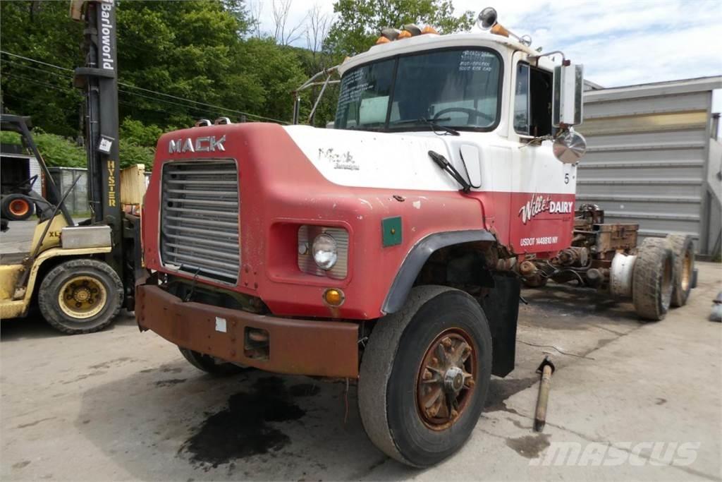 Mack DM688X Camiones con chasís y cabina