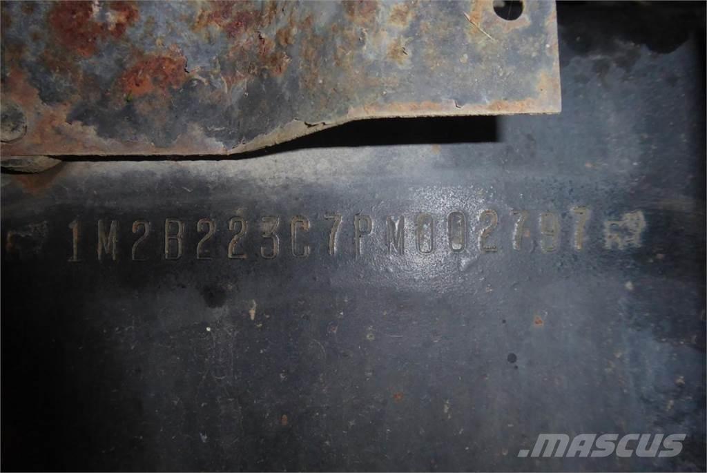 Mack DM688X Camiones con chasís y cabina