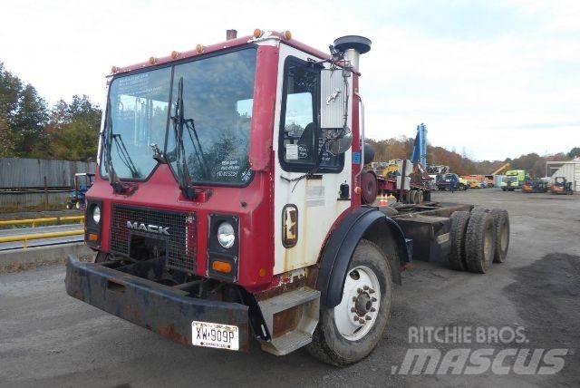 Mack MR688S Camiones con chasís y cabina