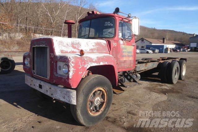 Mack R611 Camiones con chasís y cabina