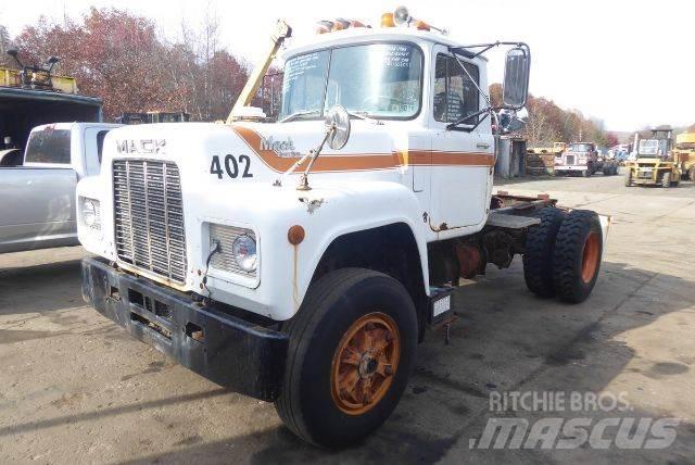 Mack R690T Camiones con chasís y cabina