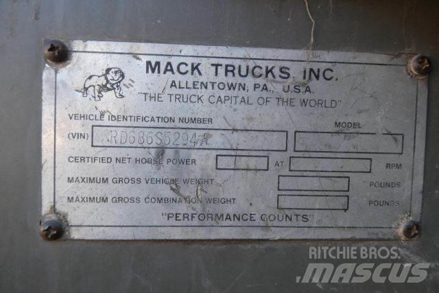 Mack RD686S Camiones cisterna