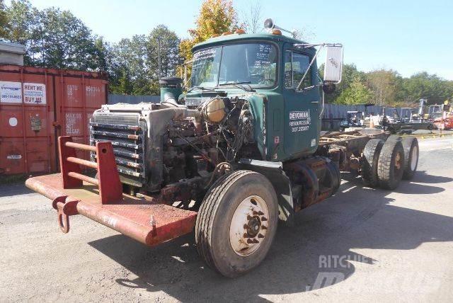 Mack RD688S Camiones con chasís y cabina