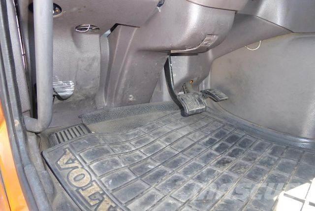 Volvo VNM42T Camiones con chasís y cabina