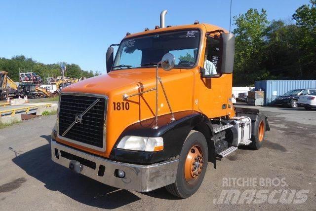 Volvo VNM42T Camiones con chasís y cabina