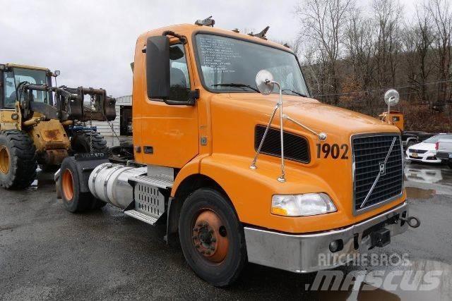 Volvo VNM42T Camiones con chasís y cabina