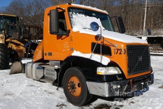 Volvo VNM42T Camiones con chasís y cabina