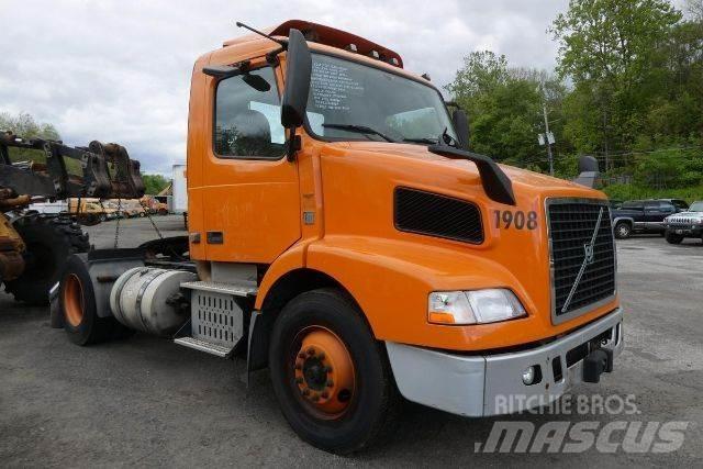 Volvo VNM42T Camiones con chasís y cabina