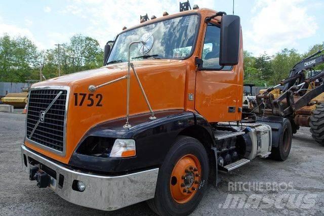 Volvo VNM42T Camiones con chasís y cabina