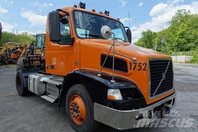 Volvo VNM42T Camiones con chasís y cabina