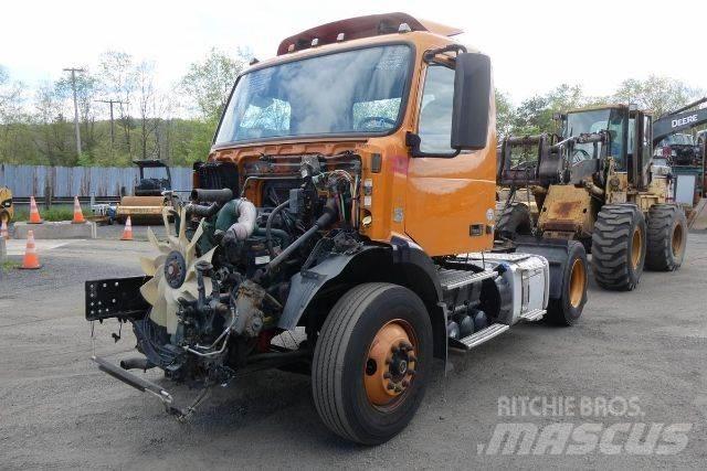 Volvo VNM42T Camiones con chasís y cabina