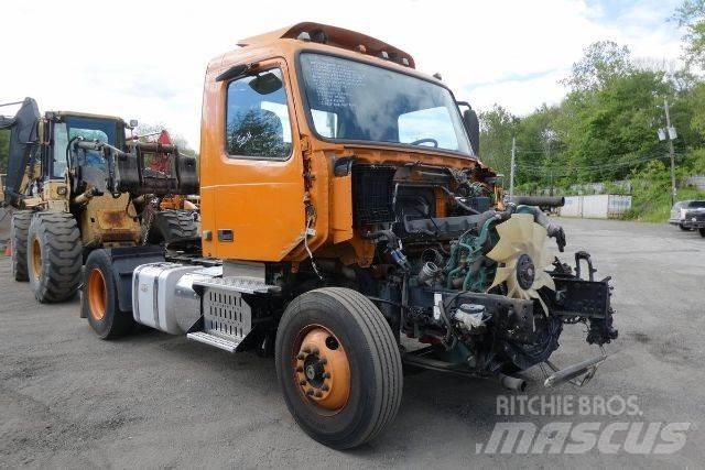 Volvo VNM42T Camiones con chasís y cabina