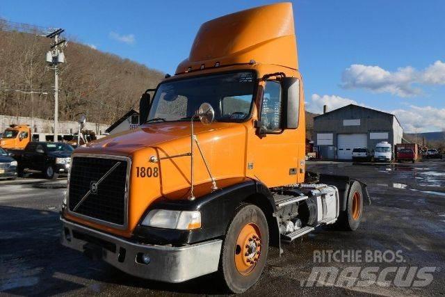 Volvo VNM42T Camiones con chasís y cabina