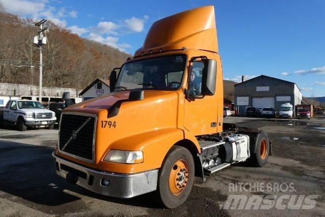 Volvo VNM42T Camiones con chasís y cabina