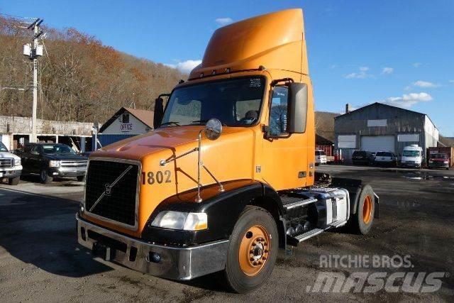 Volvo VNM42T Camiones con chasís y cabina