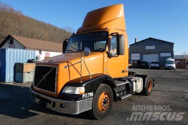 Volvo VNM42T Camiones con chasís y cabina