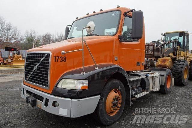 Volvo VNM42T Camiones con chasís y cabina