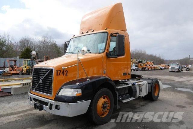 Volvo VNM42T Camiones con chasís y cabina