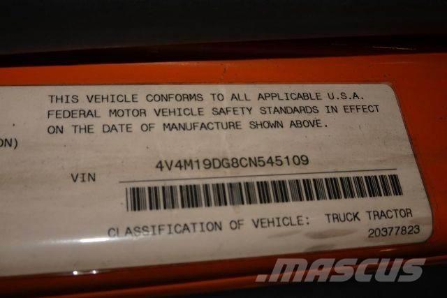 Volvo VNM42T Camiones con chasís y cabina