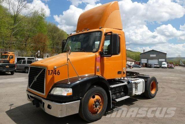 Volvo VNM42T Camiones con chasís y cabina