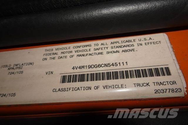 Volvo VNM42T Camiones con chasís y cabina