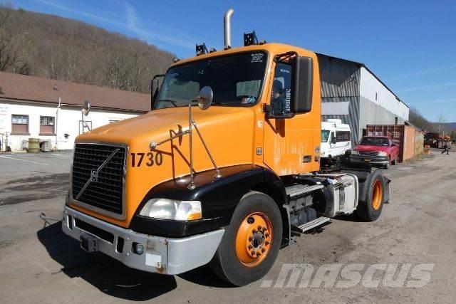 Volvo VNM42T Camiones con chasís y cabina